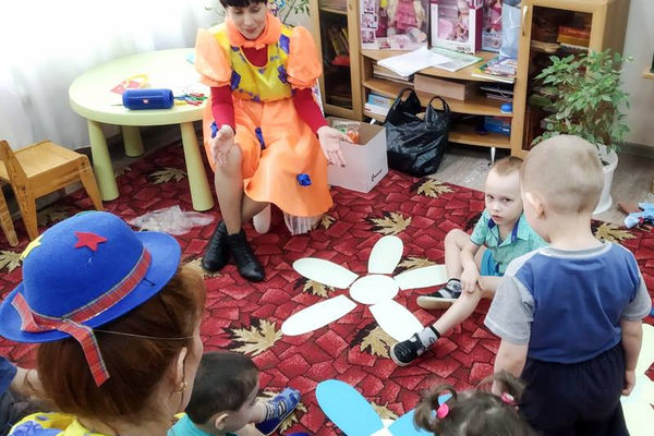 Детей из социального центра поздравили с началом весны